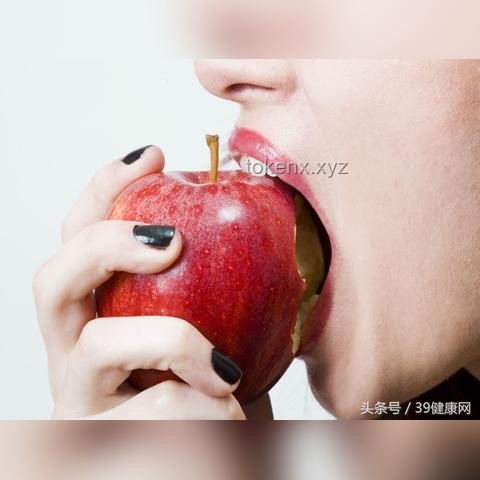 25岁抗癌博主去世引深思：长期不吃早饭的健康警钟，胃癌年轻化的趋势与挑战